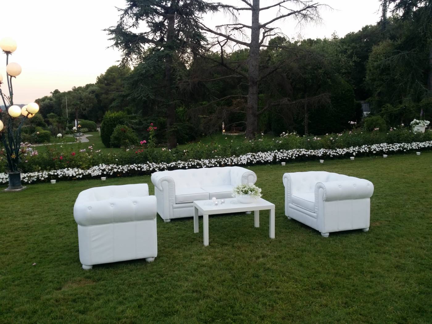 vente-location-mobilier-mariages-salons-canapes-chesterfield-04