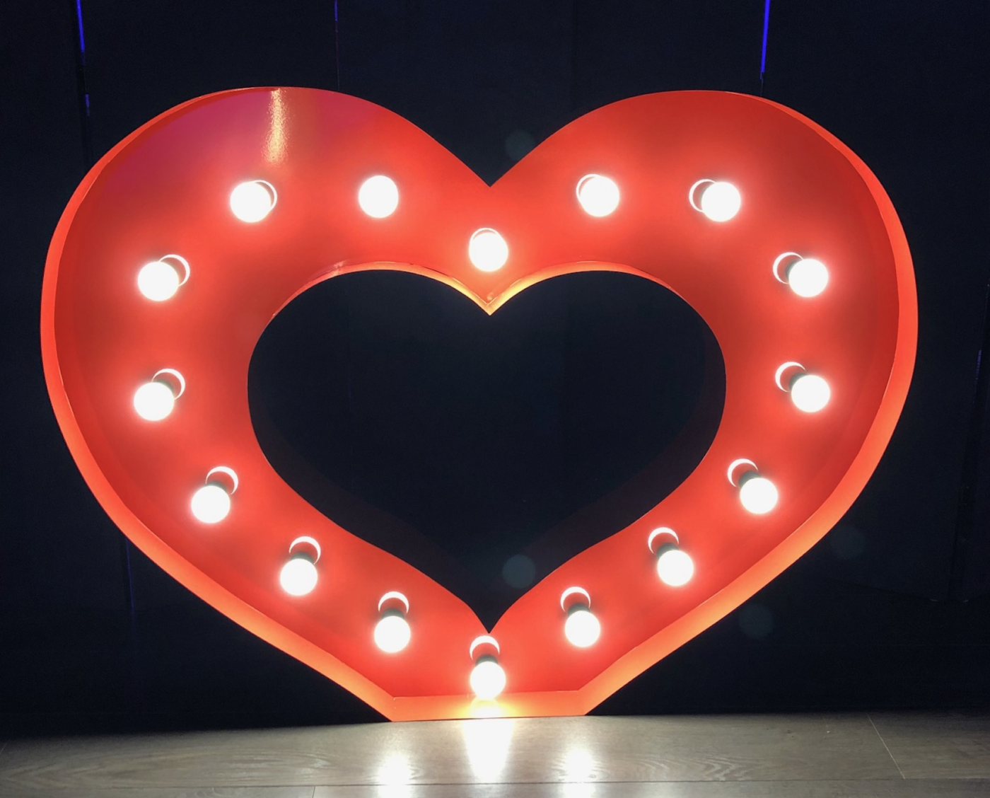 coeur-rouge-lumineux--location-mariage-evenement-01