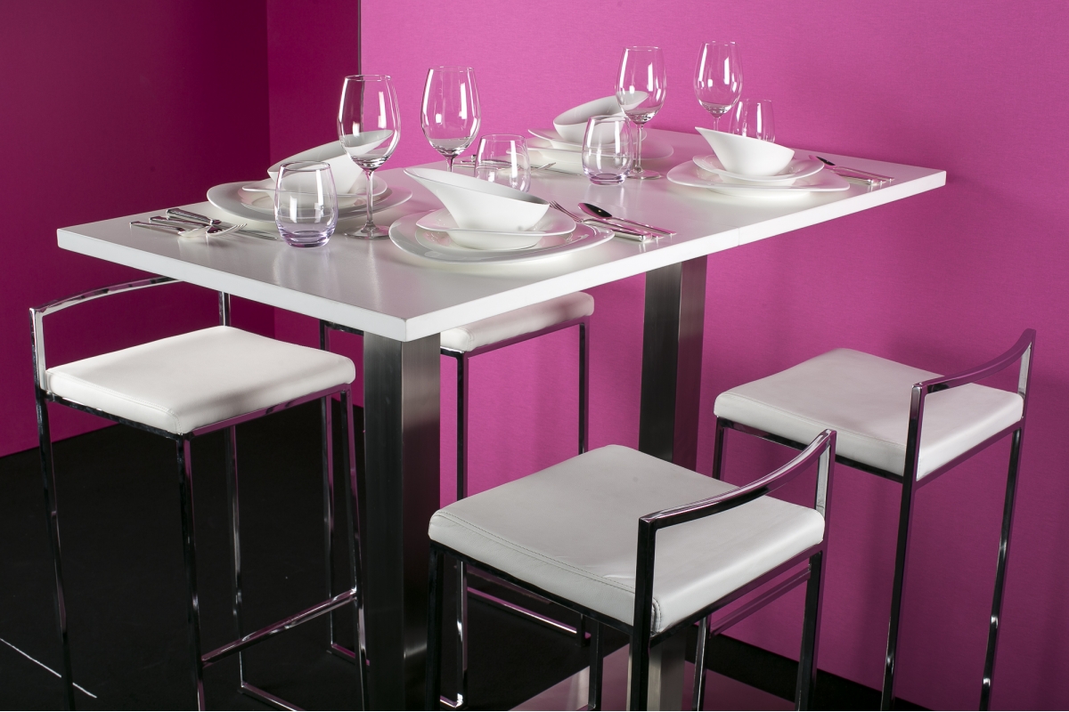 Mange debout et tabouret